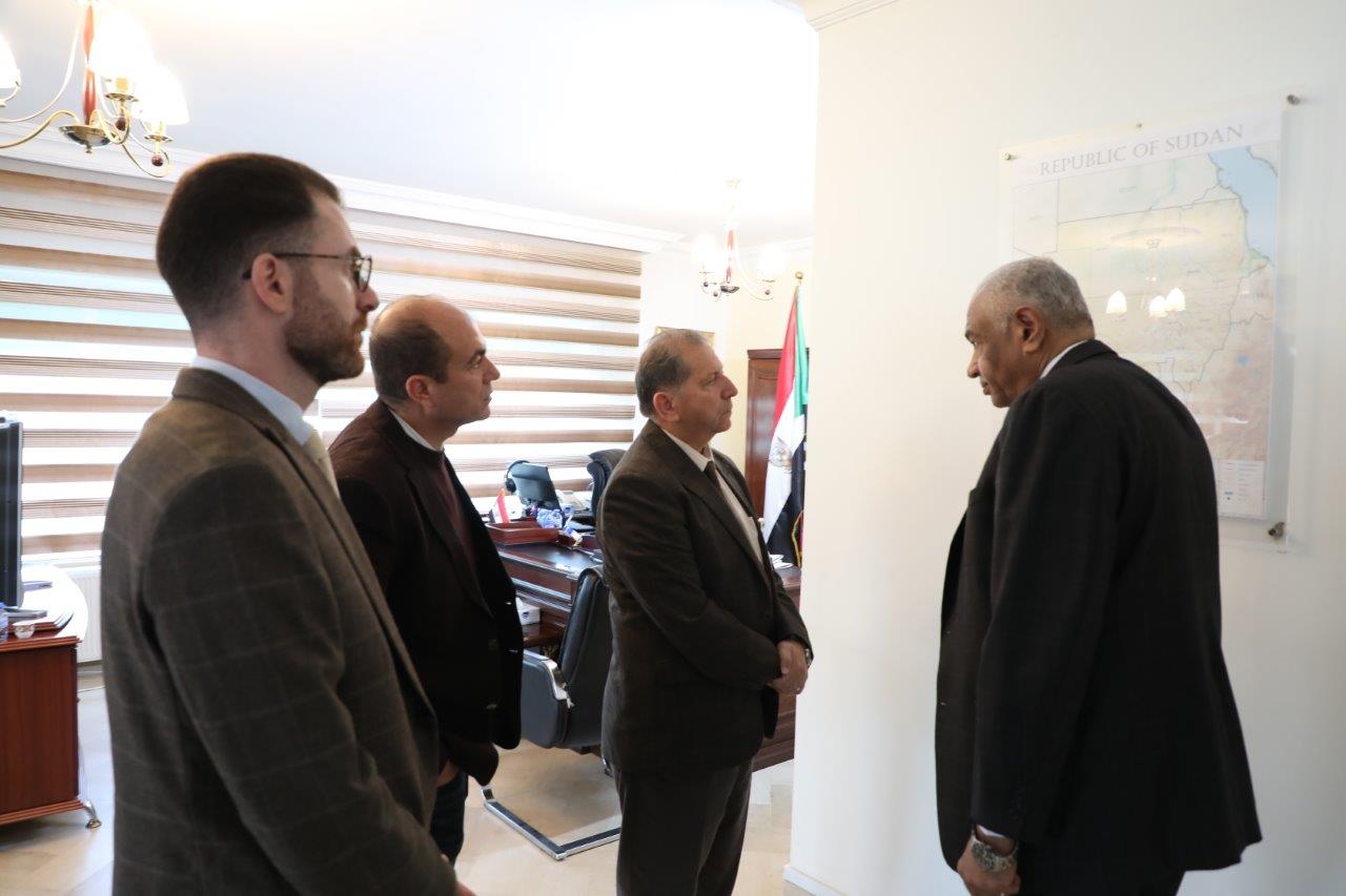 السفير السوداني يستقبل رئيس جامعة عمان العربية لبحث تعزيز التعاون الأكاديمي والبحثي4