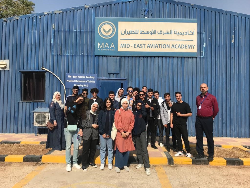 طلبة أكاديمية الحضارات العالمية يطلعون على تخصصات كلية علوم الطيران في "عمان العربية"