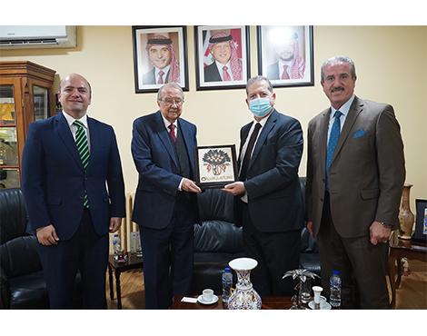 رئيس جامعة عمان العربية يزور جمعية رجال الأعمال الأردنيين